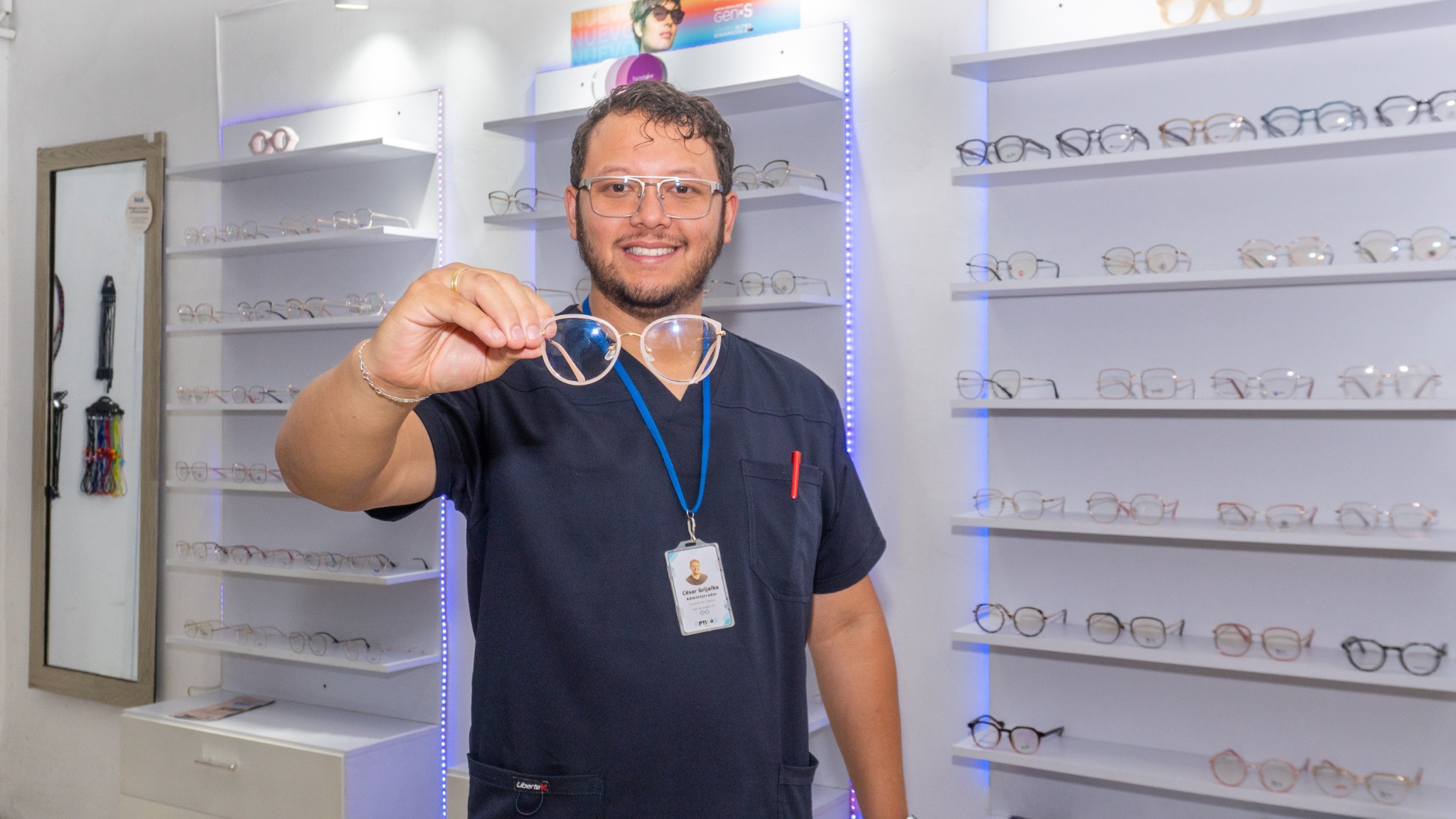 Exhibición de monturas en OPTILOU
